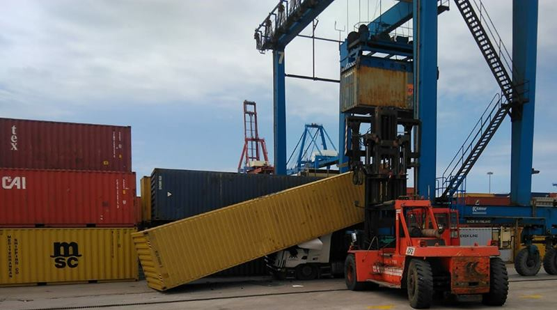 Desconocido regular Motivar Un contenedor del Puerto de Santurtzi aplasta la cabina de un camión -  Perito Accidente Trabajo